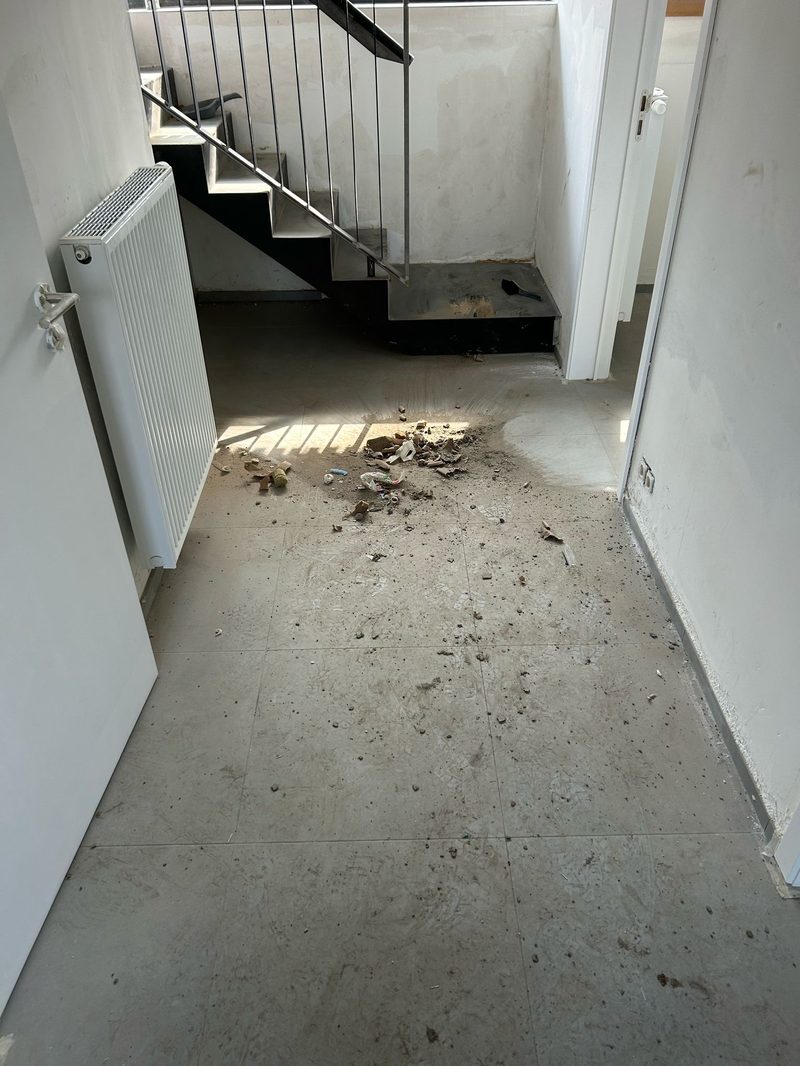 Couloir avant nettoyage après travaux