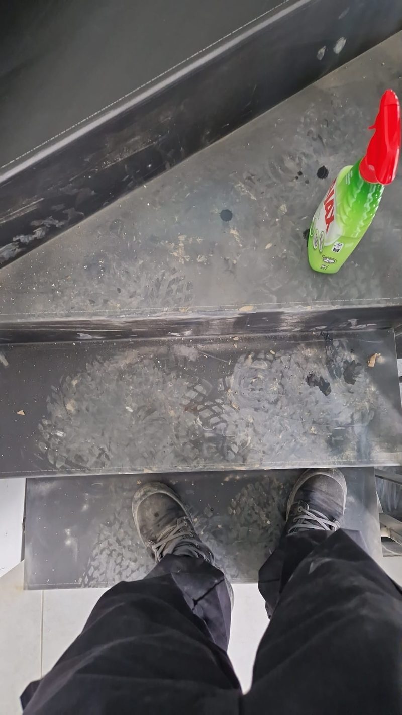 Escalier avant nettoyage après travaux
