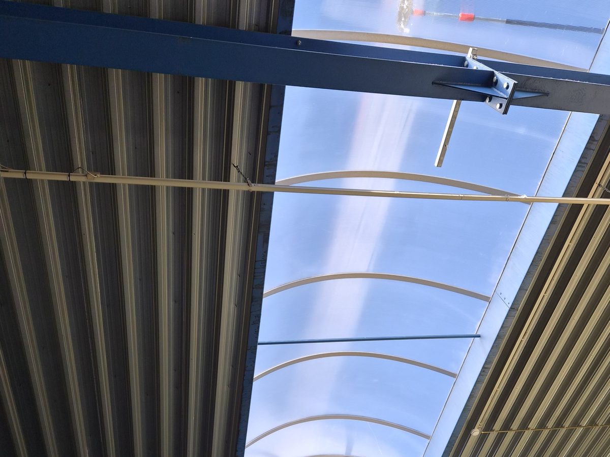 Vue intérieure du lanterneau en polycarbonate après nettoyage, lumière naturelle retrouvée