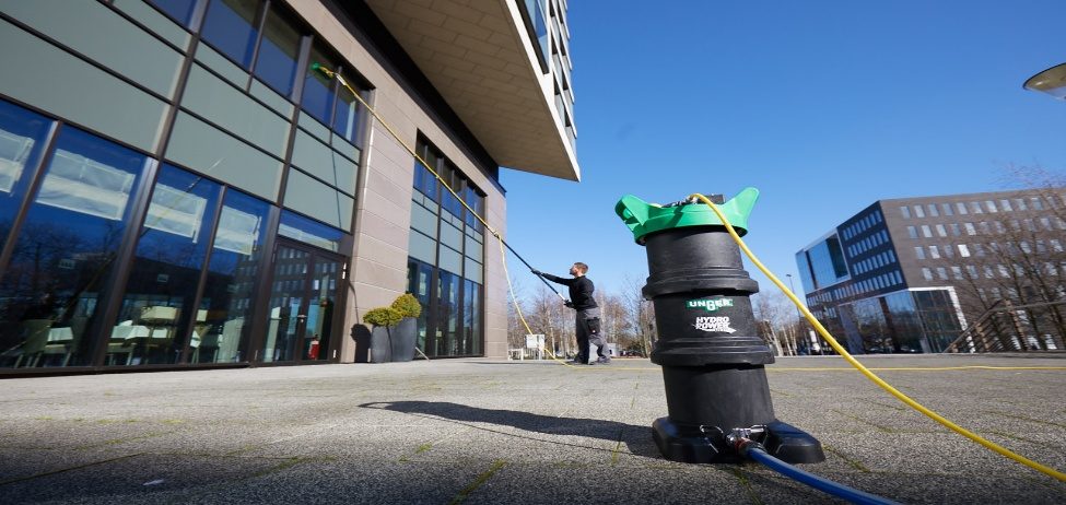 Nettoyage des vitres de façade d’un immeuble de bureaux à la perche et à l’eau osmosée