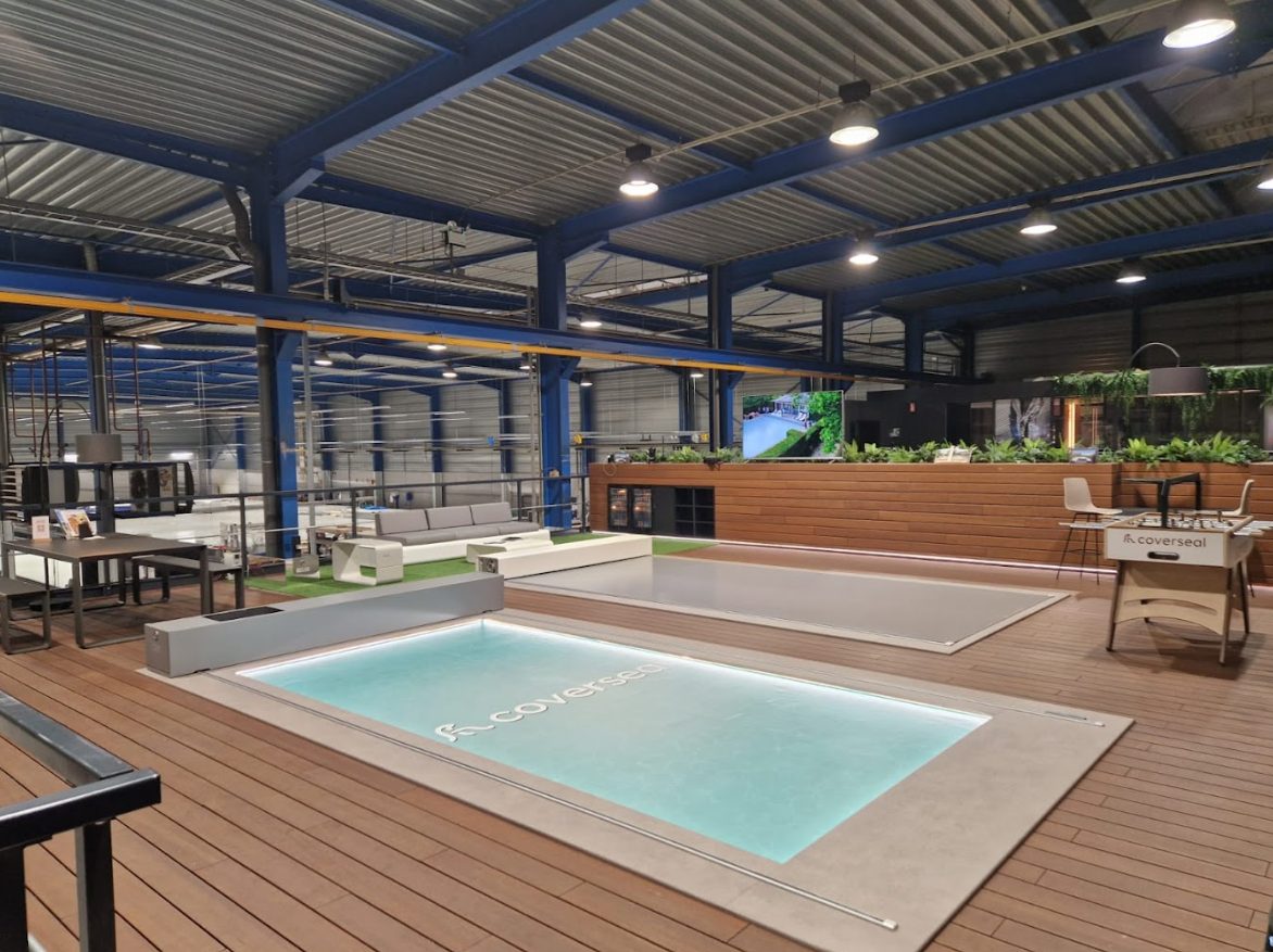 Hall du site Becoflex (Coverseal) : structure métallique, sols et vitrages entretenus par PM Cleaning