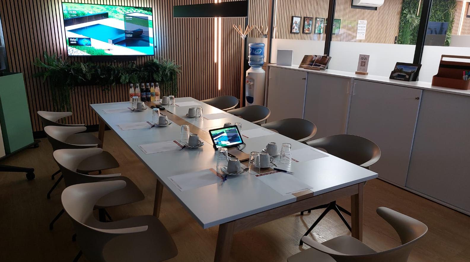 Vergaderzaal klaargezet door PM Cleaning: tafel gedekt, glazen en notitieblokken