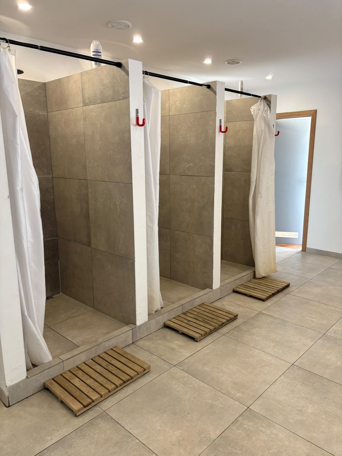Douches d’une salle de sport après remise en état