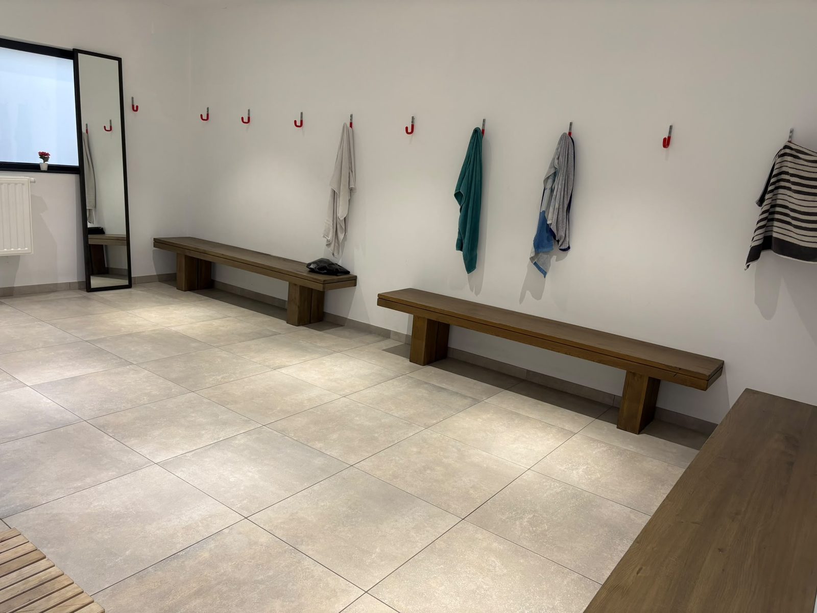 Vestiaires d’une salle de sport après nettoyage