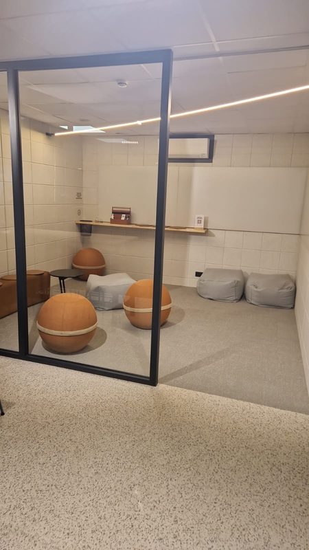 Espace de repos vitré entretenu par PM Cleaning
