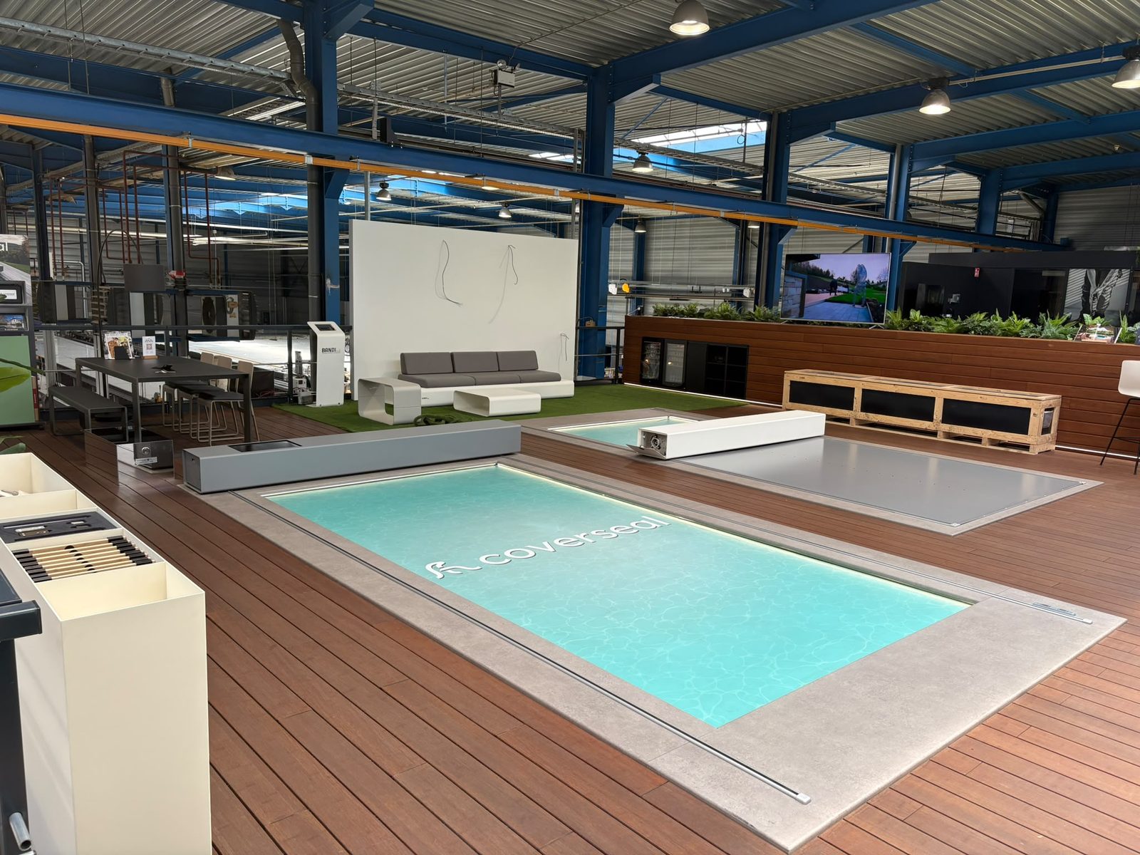 Showroom Coverseal (Becoflex) entretenu par PM Cleaning : sols, vitrages et mobilier d’exposition