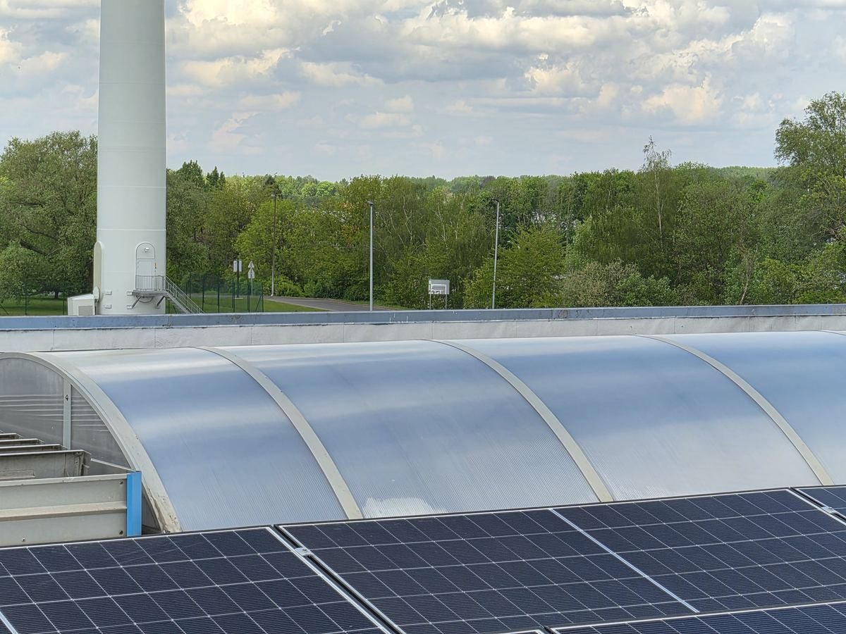 Coupole de toiture et panneaux solaires nettoyés lors du même passage