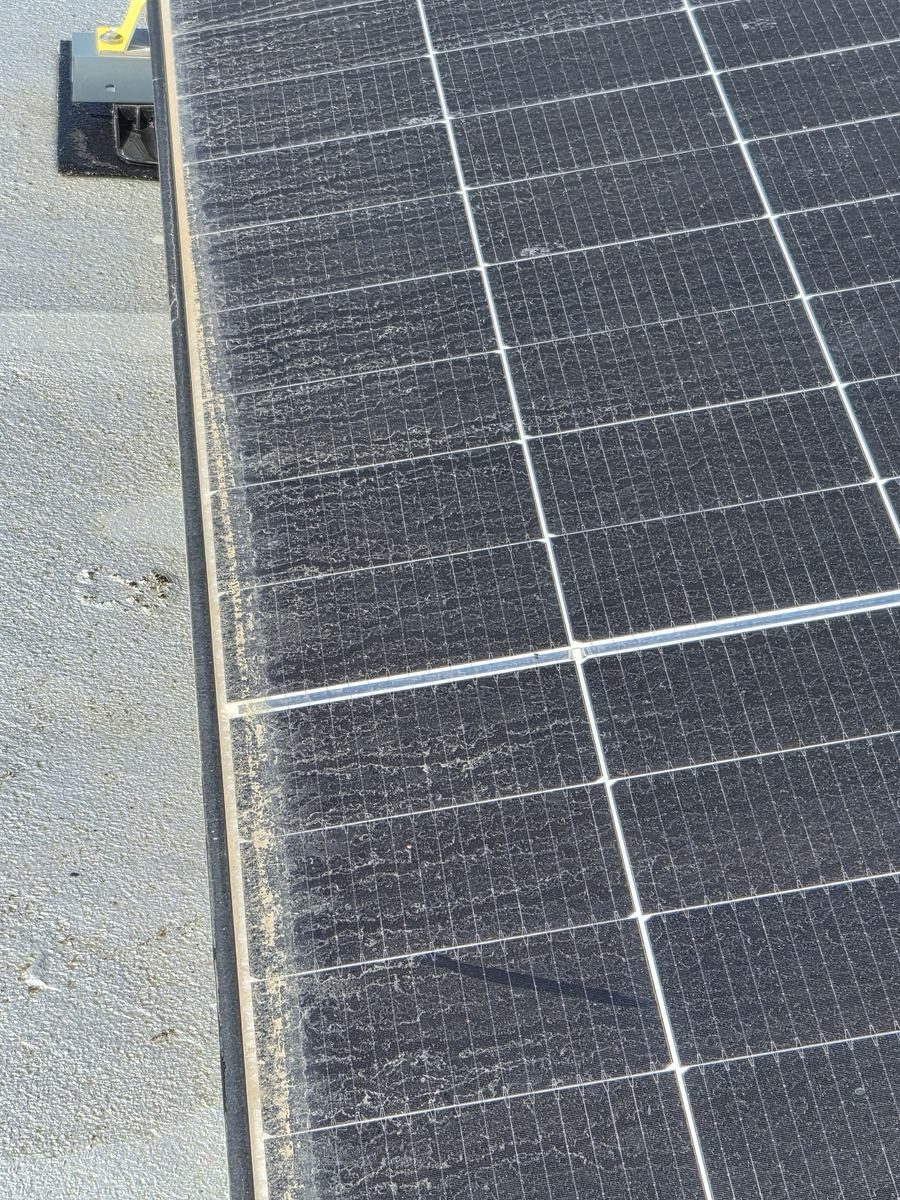 Panneau solaire à moitié nettoyé : la différence en une image