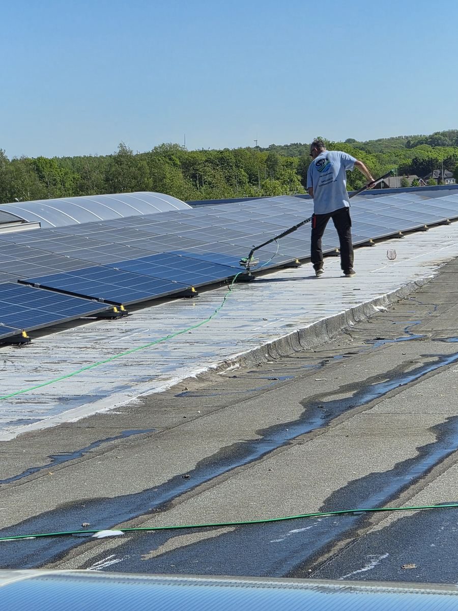 Nettoyage de panneaux solaires sur une toiture industrielle, à la perche et à l’eau osmosée