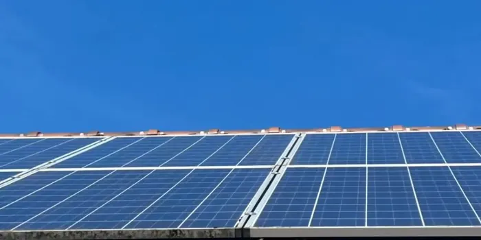 Panneaux solaires nettoyés à l'eau osmosée