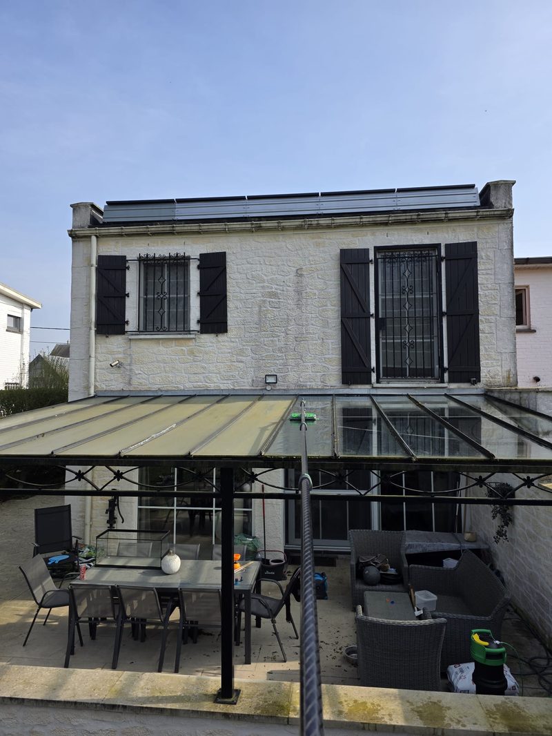 Maison avec panneaux solaires et pergola